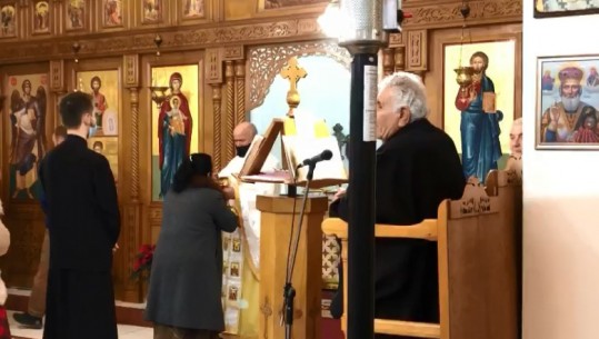 Kremtohet Krishtlindja edhe në Vlorë, besimtarët mblidhen në kishën 'Shën Theodori'
