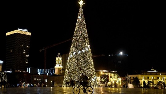 Tirana 'vishet' me drita shumëngjyrëshe, atmosfera festive 'pushton' kryeqytetin (FOTO)