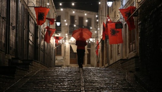 Fotolajm/ Gjirokastra gjatë mbrëmjes, dritat ndriçojnë 'qytetin e gurtë'