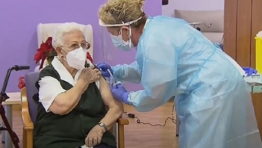 96-vjecarja, e para që bëri vaksinën anti-COVID në Spanjë 