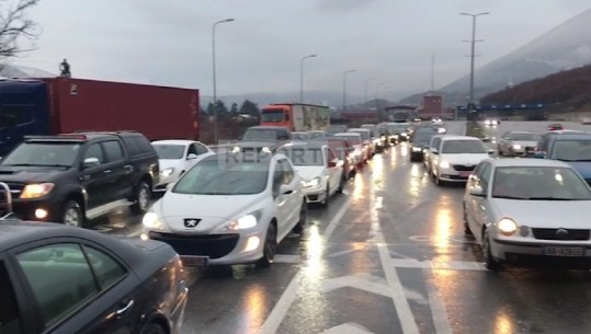 Ardhja e emigrantëve për festa/ Fluks i lartë makinash në të dyja anët e kufirit Shqipëri-Kosovë (VIDEO)
