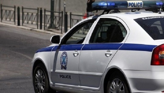 Greqi/ Disa persona sulmojnë patrullën e policisë, plagosen dy efektivë