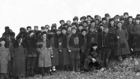 Fotot që s’u publikuan kurrë, kur Byroja Politike dhe gjithë udhëheqja e lartë komuniste mori pjesë në stërvitjen e madhe ushtarake