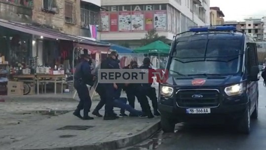 E fundit/ Neutralizohet i riu në Vlorë, policia hedh gaz lotsjellës dhe e ndalon! Kërcënoi se do t'i vinte flakën një bombole gazi (VIDEO)