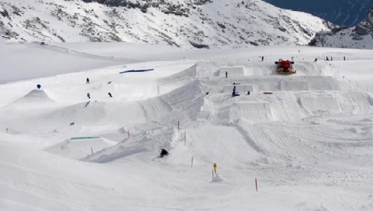 Resortet e dëborës në Austri qëndrojnë të hapura pavarësisht shtetrrethimit të tretë
