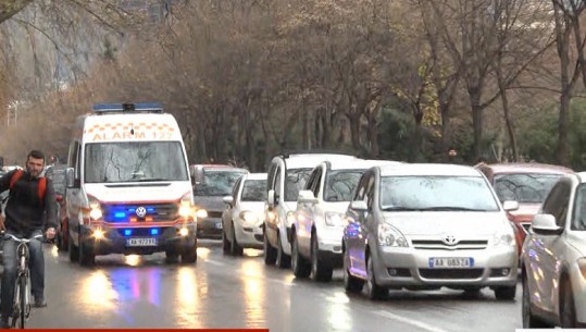 Festat e fundvitit/ Trafik i rënduar në kryeqytet, qytetarët të irrituar: Të ishin marrë masat! Rrugët më problematike