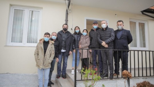 Tre familje në Farkë i gëzohen banesave të reja para Vitit të Ri, Veliaj: I kemi rindërtuar shtëpinë kujtdo që u prek nga tërmeti, pa dallime partiake
