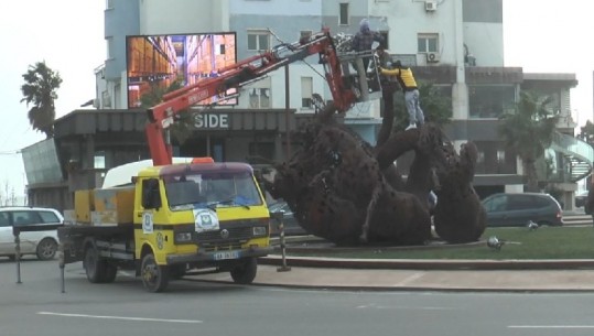 Era e fortë në Durrës, rrëzohet statuja e Rodonit te shëtitorja 'Taulantia' (VIDEO)