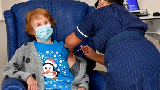 U vaksinua e para në botë, 91 vjeçarja britanike merr dozën e dytë të Pfizer: Duhet ta bëni të gjithë, ajo është falas dhe gjëja më e mirë që na ka ndodhur 