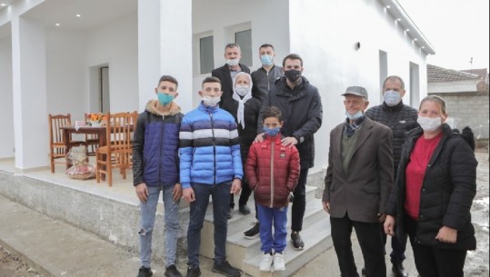 Lanë pas tërmetin, dy familje të tjera në Zall-Herr marrin shtëpitë e reja! Veliaj: Jemi përballur çdo vit me fatkeqësi, por gjithmonë jemi ringritur (VIDEO)