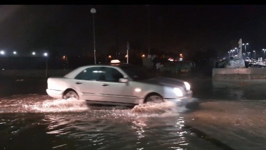 Moti i keq, përmbyten disa rrugë përreth stadiumit në Durrës! Shkak bllokimi i kanalizimeve