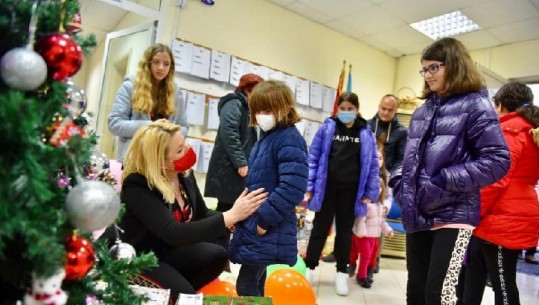 Aktivitete në të gjitha njësitë/ Bashkia e Tiranës dhurata për fëmijët në nevojë për festat e fundvitit