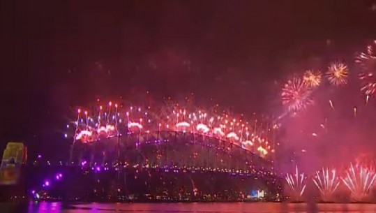 Viti i Ri hyri zyrtarisht në Australi/ Sidnej mes fishekzjarrëve me ngjyra festive (VIDEO)