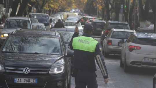 FOTO/ Trafiku i rënduar ‘dhuratë’ për qytetarët e Tiranës...kryeqytetasit nxitojnë të bëjnë blerjet e fundit