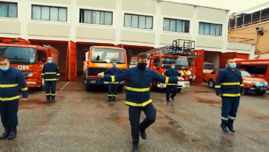 VIDEO/ Kërcim në emër të jetës, urimi i veçantë i punonjësve të Bashkisë së Tiranës në kujtim të dy kolegëve që nuk jetojnë më 