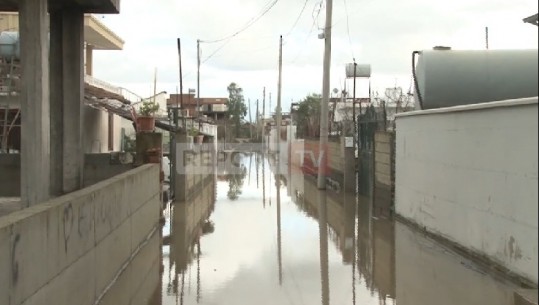 20 shtëpi të përmbytyra në ish-Kënetë të Durrësit, banorët: Askush nuk pastron kanalet kulluese (VIDEO)