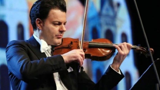 Foto nga salla e koncerteve në Vjenë, violinisti Shkëlzen Doli uron shqiptarët për Vitin e Ri 2021