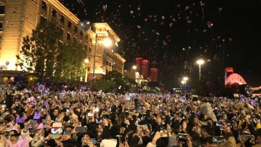 Fundvitin e kaluar sollën COVID, këtë herë festa të çmendur në Wuhan, mijëra qytetarë dalin në rrugë