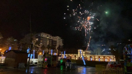 Vlora pret Vitin e Ri me spektakël fishekzjarresh (VIDEO)