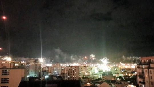 Durrës/ Qielli ndriçohet nga fishekzjarret me rastin e ndërrimit të viteve (VIDEO)