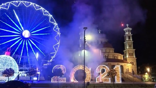 Viti i Ri troket me spektakël fishekzjarresh në Korçë (VIDEO)