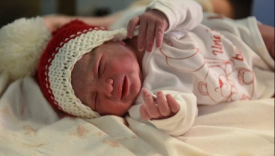 Vogëlushet me emrin Ajla dhe Meri, lindin bebet e para për vitin 2021! Brenda 10 minutash lindën 3 fëmijë