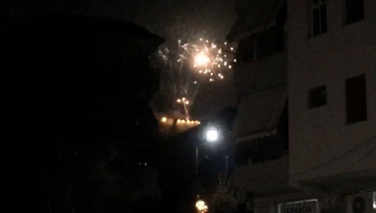 Viti i Ri në Gjirokastër pritet me fishekzjarre (VIDEO)