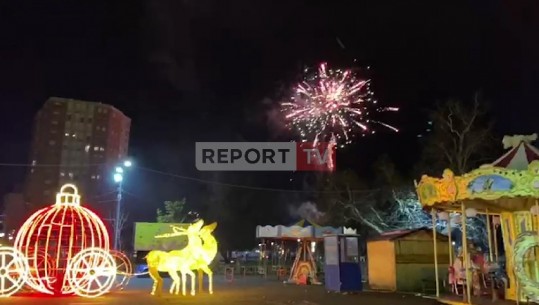 Viti i Ri në Elbasan, qytetarët ndjekin spektaklin e fishekzjarreve nga dritaret e shtëpive (VIDEO)