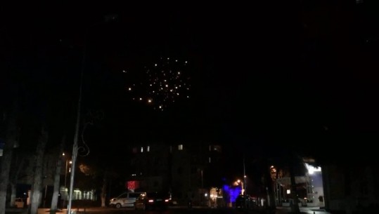 Fishekzjarre në Kukës, grupe të rinjsh mblidhen në shesh (VIDEO)