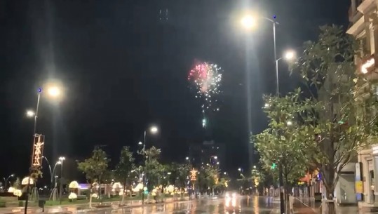 Qytetarët e Fierit festojnë në shtëpi, bashkia organizon spektakël me fishekzjarre (VIDEO)