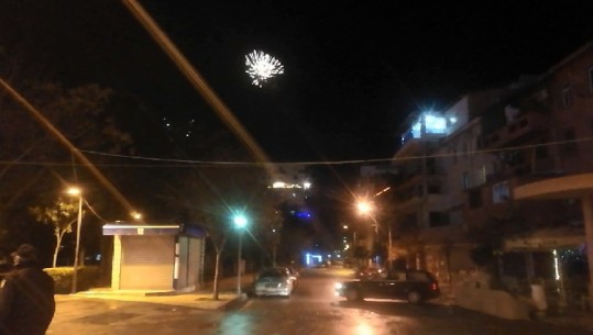 Viti 2021 në Lushnje/ Nuk kishte organizim nga bashkia, qytetarët hedhin fishekzjarre (VIDEO)