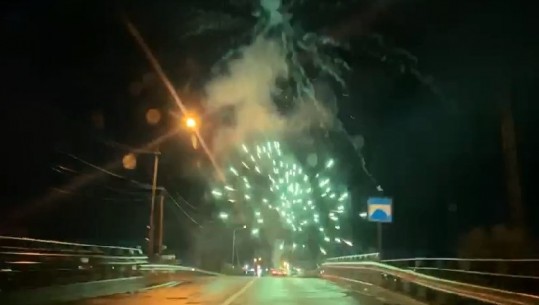 Çudira në Elbasan/ Qytetarët hedhin fishekzjarre nga makina e tyre (VIDEO)
