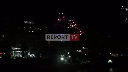 Viti i Ri 2021 në Sarandë, fishekzjarret ndriçojnë qiellin e qytetit për disa minuta (VIDEO)