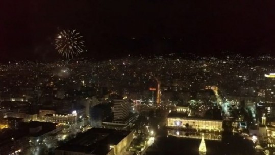 Troket Viti i Ri 2021! Fishekzjarre në të gjitha qytetet! Në Tiranë dhe në rrethe mbizotëron heshtja në rrugë! Qytetarët festojnë në shtëpi! Report Tv dhe Shqiptarja.com ju uron gëzuar