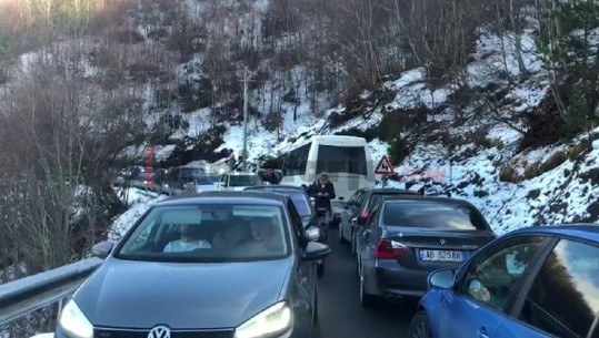 Fluks turistësh pas Vitit të Ri, rradhë e gjatë makinash në aksin Boboshticë-Dardhë (VIDEO)