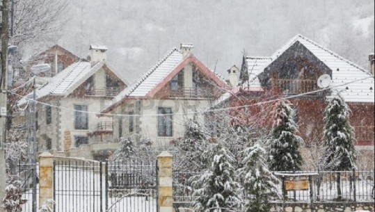Reshjet e dëborës zbardhin fshatrat e Librazhdit (VIDEO)