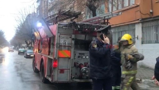 Zjarr në një apartament në Korçë/ 1 person i asfiksuar, jashtë rrezikut! Shkak ngrohësja (VIDEO)