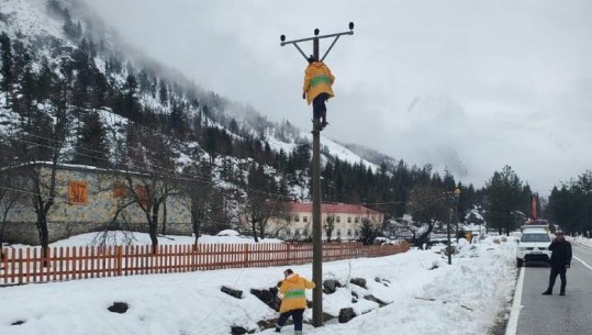 Stuhitë e borës nxorën jashtë përdorimit 20 shtylla elektrike në Valbonë! OSSH: Situata drejt normalizimit