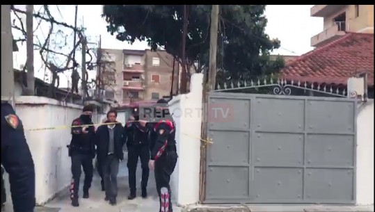 Elbasan/ Qëlloi në ajër pas sherri në familje, momenti kur burri del me pranga nga shtëpia i rrethuar nga policë