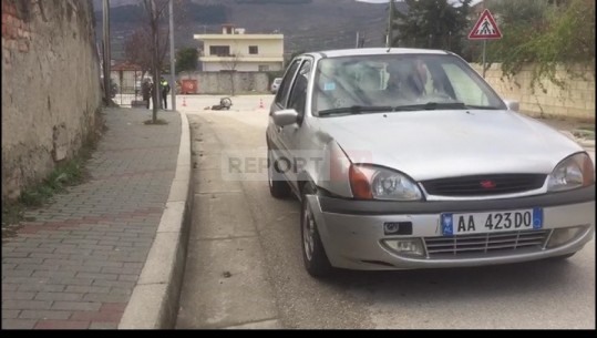 Makina përplas motorin në Berat, plagoset një prej drejtuesve! Policia: Të dy janë me faj