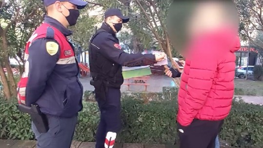U kapën pa maska në rrugë, policia gjobit 1173 qytetarë në ditët e para të vitit të ri! Ndëshkohen 5 persona që thyen orën policore (VIDEO)