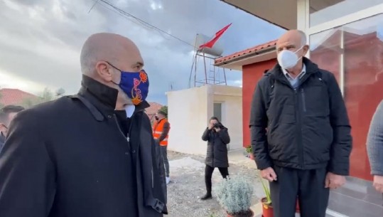 Rindërtimi i banesave në Shijak/ Kryeministri Rama u dorëzon çelësat 4 familjeve! Ministri Ahmetaj i përgjigjet akuzave të opozitës (VIDEO)