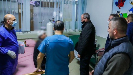 Shpërthimi në restorant, kryetari i Ferizajt viziton në spital pacientët e plagosur! Qytetarët të fashuar dhe me shenja në trup