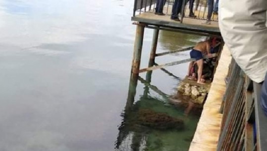 Greqi/ U hodh për të kapur kryqin në ujë, 24-vjeçari përplas kokën në shkëmb! I riu përfundon në koma (VIDEO)