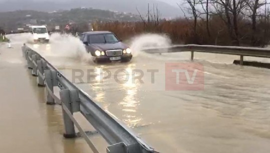 Moti me shi, del nga shtrati lumi Bistricë! Vështirësi në lëvizjen e makinave në aksin Sarandë–Gjirokastër