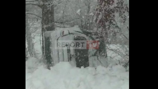 VIDEOLAJM/ Orteku i dëborës nxjerr nga rruga makinën në Vermosh-Malësi e Madhe, nuk ka viktima