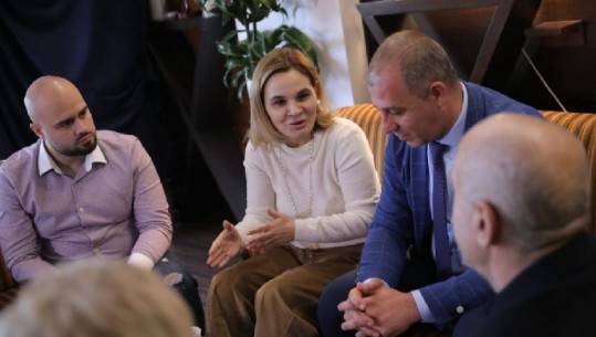 Kryemadhi takim me banorët e njësisë 8, Tiranë: Shqipëria po përmbytet, kryeministri ka dalë xhiro për të kërkuar azil