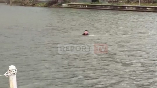 VIDEO gazmore nga Gjirokastra/ Fusha e futbollit kthehet në një mini-liqen, qytetari e shfrytëzon për të notuar 