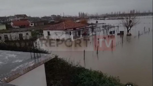 Moti i keq/ Përmbytje masive pranë bashkisë së Vaut të Dejës! Nën ujë zona të ‘paprekura’ më parë (VIDEO)