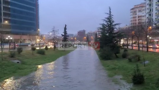 Rreshjet e dendura të shiut në Tiranë, fryhet lumi Lana (VIDEO)